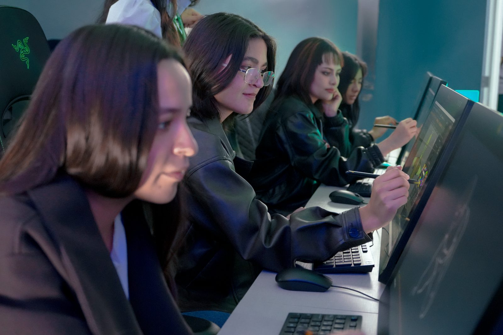 Estudiantes dibujando sobre tabletas gráficas