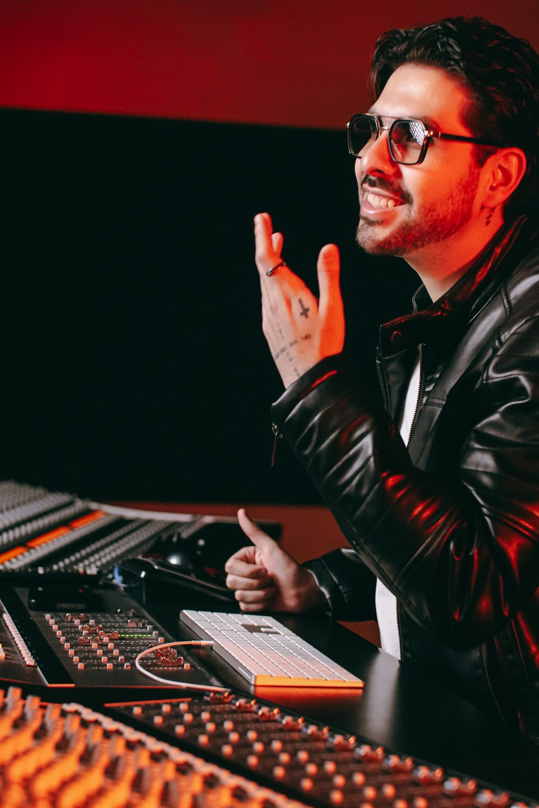 Ingeniero de audio masterizando en un estudio